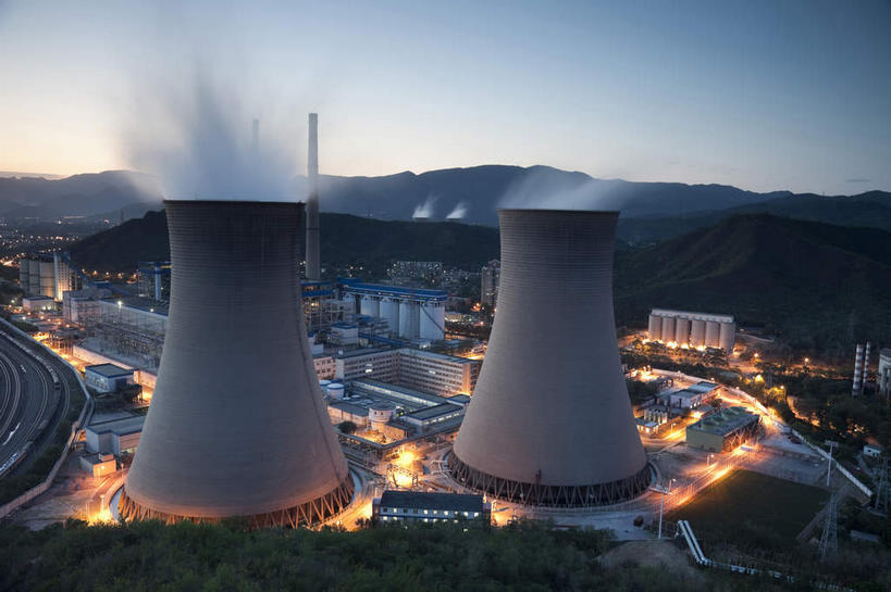 无人,工厂,横图,俯视,室外,夜晚,旅游,度假,美景,城市风光,标志建筑,城市,地标,建筑,路灯,夜景,照明,北京,中国,亚洲,阴影,围绕,光线,影子,景观,烟雾,灯光,首都,娱乐,建设,灯,蓝色,蓝天,天空,天,享受,休闲,烟,景色,放松,工业,缭绕,照亮,照明设备,熔炉,旋绕,东亚,钢铁厂,中华人民共和国,北京市,京,北平,华北地区,石景山区,萦绕,回绕,彩图,高角度拍摄,制造厂,生产工厂,首钢,首钢集团,石景山,钢厂