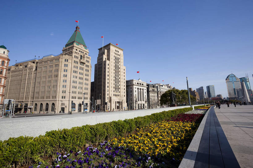 无人,高楼大厦,横图,室外,白天,仰视,度假,花海,花圃,美景,植物,城市风光,标志建筑,城市,大厦,道路,地标,建筑,路,摩天大楼,公路,叶子,上海,中国,亚洲,阴影,盛开,光线,影子,景观,建筑群,交通,花蕾,娱乐,建设,黄浦江,花,花瓣,花朵,花卉,鲜花,树,树木,蓝色,绿色,蓝天,天空,阳光,自然,外滩,花丛,花束,花田,天,花苞,花蕊,享受,休闲,景色,放松,生长,晴朗,成长,申,黄浦区,东亚,中国银行大楼,沙逊大厦,中山东一路,上海市,万里无云,中华人民共和国,沪,华东地区,晴空,晴空万里,马路,彩图,低角度拍摄,大楼,高层建筑,高楼,摩天楼,黄埔滩,上海外滩,外黄埔滩,上海中国银行大楼