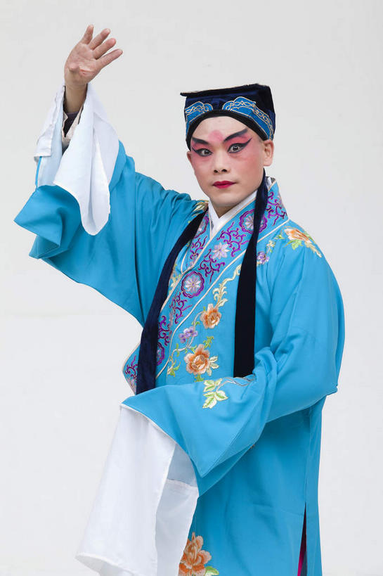 东方人,一个人,演员,站,举,竖图,室内,白天,正面,民族服装,化妆,帽子,亚洲,仅一个男性,仅一个人,表演,灰色背景,服装,注视,黄种人,文化,扮演,仅一个年轻男性,衣服,蓝色,彩妆,观察,看,手势,托,站着,摄影,服饰,影棚,观看,察看,演出,衣着,穿着,关注,中国文化,摄影棚,戏剧,表演服,演出服,京剧,戏曲,国粹,皮黄,一顶,衣饰,道具服,男人,男性,年轻男性,亚洲人,举起,举手,举着,向上举,向上伸,向上托,站立,半身,彩图,影棚拍摄,传统服装,民俗服,拍摄,京剧服饰,国剧,京戏,平剧,中国戏曲,传统文化,舞台妆,京剧演员,才子,张珙,张生