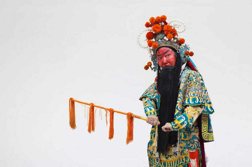 东方人,胡须,一个人,演员,站,横图,室内,白天,正面,民族服装,化妆,亚洲,仅一个男性,仅一个人,仅一个中年男性,表演,握,灰色背景,服装,头饰,拿,拿着,注视,黄种人,文化,扮演,衣服,绿色,黑色,彩妆,观察,看,站着,握着,摄影,服饰,影棚,观看,察看,演出,衣着,穿着,关注,中国文化,摄影棚,戏剧,表演服,演出服,京剧,将军,戏曲,国粹,关公,皮黄,衣饰,将领,道具服,男人,男性,中年男性,亚洲人,胡子,络腮胡,站立,半身,彩图,影棚拍摄,传统服装,民俗服,拍摄,京剧服饰,国剧,京戏,平剧,中国戏曲,关长生,关羽,关云长,传统文化,舞台妆,京剧演员