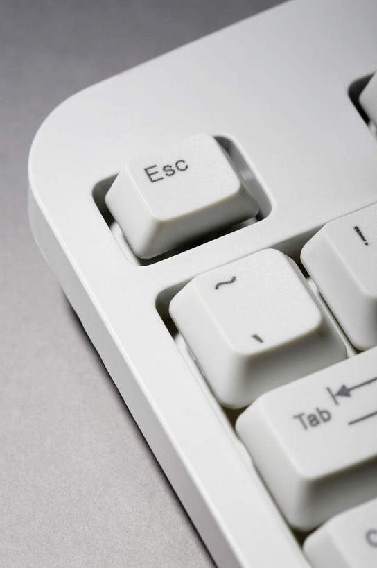 无人,竖图,俯视,室内,特写,白天,键盘,静物,阴影,灰色背景,反射,英文,标志,文字,影子,字符,字母,输入设备,通讯设备,标识,一个,摄影,影棚,单个,英文字母,摄影棚,通信设备,取消,放弃,退出,按键,彩图,高角度拍摄,影棚拍摄,拍摄,退出键