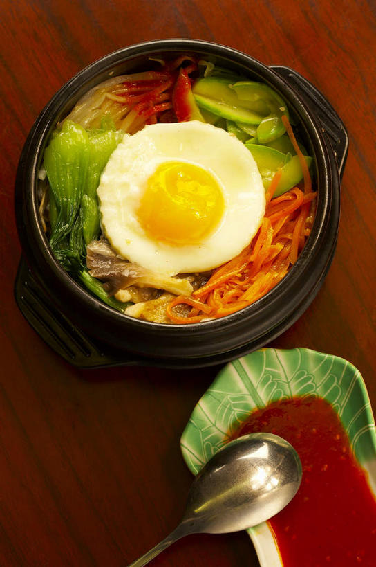 米饭,无人,竖图,俯视,室内,特写,白天,烹饪,餐桌,桌子,蔬菜,餐具,厨具,阴影,新鲜,反射,碟子,锅子,盘,石锅,影子,勺子,蛋,调料,荷包蛋,鸡蛋,煎蛋,酱料,酱汁,佐料,料理,食品,饭,调味品,韩式,调味料,锅,酱,菜肴,美食,食物,三个,盘子,调羹,碟,汤匙,摄影,佳肴,有机食品,绿色食品,影棚,餐台,锅具,五谷,摄影棚,石锅拌饭,韩国料理,韩国菜,韩式料理,烹饪用具,卵,煎鸡蛋,烹调用具,烹调,彩图,高角度拍摄,影棚拍摄,拍摄,鸡卵,鸡子,石锅饭,石碗拌饭,羹匙