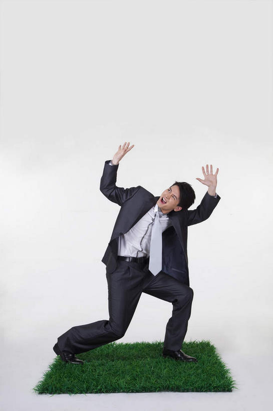 东方人,一个人,商务人士,商务男性,蹲,举,竖图,室内,白天,正面,衬衫,草地,草坪,植物,亚洲,仅一个男性,仅一个人,灰色背景,套装,领带,注视,黄种人,草,仅一个年轻男性,绿色,草皮,观察,看,托,摄影,影棚,观看,察看,象征,庄重,关注,摄影棚,商务装,身份,工薪阶层,正式,地位,人造草皮,男人,男性,年轻男性,亚洲人,白领,上班族,蹲着,举起,举手,举着,抬头,向上举,向上伸,向上托,仰头,彩图,全身,影棚拍摄,衬衣,拍摄