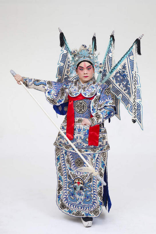 东方人,一个人,演员,站,竖图,室内,白天,正面,民族服装,化妆,竞争,亚洲,仅一个男性,仅一个人,表演,对抗,握,灰色背景,服装,冲突,头饰,拿,拿着,注视,黄种人,破坏,文化,扮演,仅一个年轻男性,一个,衣服,彩妆,观察,看,站着,武器,战争,握着,摄影,服饰,影棚,单个,观看,损坏,察看,演出,攻击,威胁,衣着,穿着,对立,关注,矛盾,中国文化,摄影棚,兵器,戏剧,防御,表演服,演出服,京剧,将军,戏曲,国粹,皮黄,敌对,挫败,斗争,抗拒,抗衡,杀伤,威慑,衣饰,将领,道具服,危险,男人,男性,年轻男性,亚洲人,站立,彩图,全身,影棚拍摄,传统服装,民俗服,拍摄,京剧服饰,国剧,京戏,平剧,中国戏曲,传统文化,永昌亭侯,赵云,赵子龙,舞台妆,京剧演员