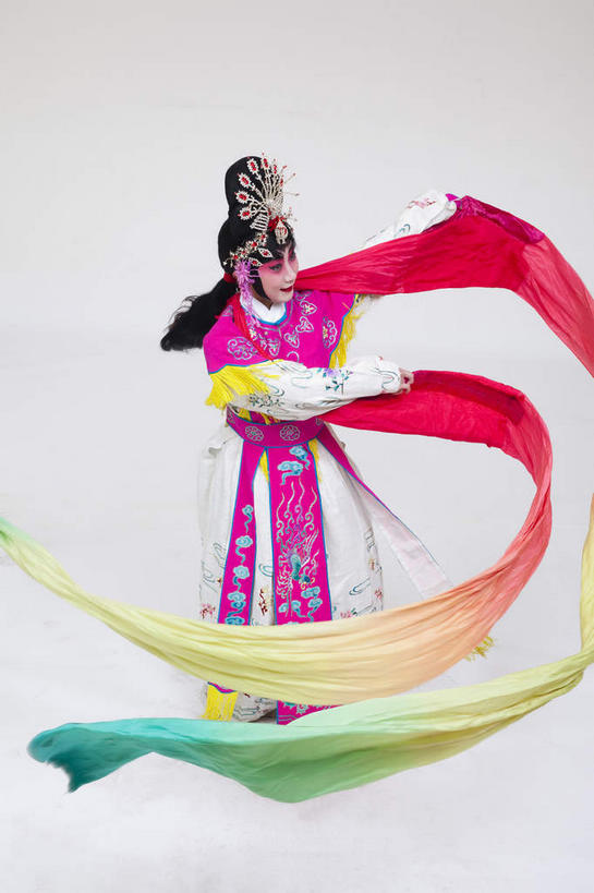 东方人,一个人,演员,站,竖图,室内,白天,正面,民族服装,化妆,亚洲,仅一个年轻女性,仅一个女性,仅一个人,表演,灰色背景,服装,装饰,头饰,注视,黄种人,文化,扮演,衣服,彩妆,发饰,饰品,观察,看,站着,摄影,服饰,影棚,观看,华丽,修饰,点缀,察看,演出,衣着,穿着,关注,中国文化,摄影棚,戏剧,表演服,演出服,京剧,特技,配饰,戏曲,国粹,皮黄,衬托,美观,雅致,雅观,衣饰,道具服,年轻女性,女人,女性,亚洲人,站立,彩图,全身,影棚拍摄,传统服装,民俗服,拍摄,京剧服饰,国剧,京戏,平剧,中国戏曲,传统文化,天女,神女,水袖,舞台妆,京剧演员