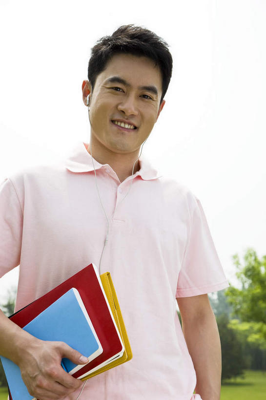 东方人,一个人,公园,站,笑,微笑,露齿笑,竖图,室外,白天,正面,T恤衫,草地,草坪,树林,植物,书籍,亚洲,仅一个男性,仅一个人,握,阴影,服装,光线,影子,T恤,注视,休闲装,黄种人,草,树,树木,仅一个年轻男性,衣服,粉色,蓝色,绿色,蓝天,天空,阳光,自然,书本,天,观察,看,站着,三本,休闲,休闲服,握着,服饰,生长,晴朗,成长,观看,察看,关注,万里无云,男人,男性,年轻男性,亚洲人,书,图书,晴空,晴空万里,站立,半身,彩图