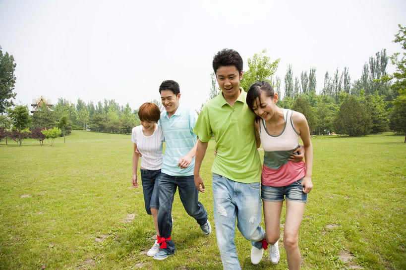 东方人,四个人,伙伴,朋友,公园,走,笑,微笑,露齿笑,横图,室外,白天,正面,T恤衫,锻炼,快乐,友谊,比赛,运动,合作,团队,竞争,草地,草坪,树林,植物,亚洲,服装,裤子,丝绸,丝带,缎带,T恤,注视,牛仔裤,休闲装,黄种人,娱乐,绸带,草,树,树木,衣服,绿色,天空,自然,天,观察,看,休闲,休闲服,战略,搭,服饰,生长,成长,观看,察看,体育运动,搭着,关注,联合,合谋,配合,体育,协作,男人,男性,年轻男性,年轻女性,女人,女性,亚洲人,步行,走路,半身,彩图,健身,两人三足