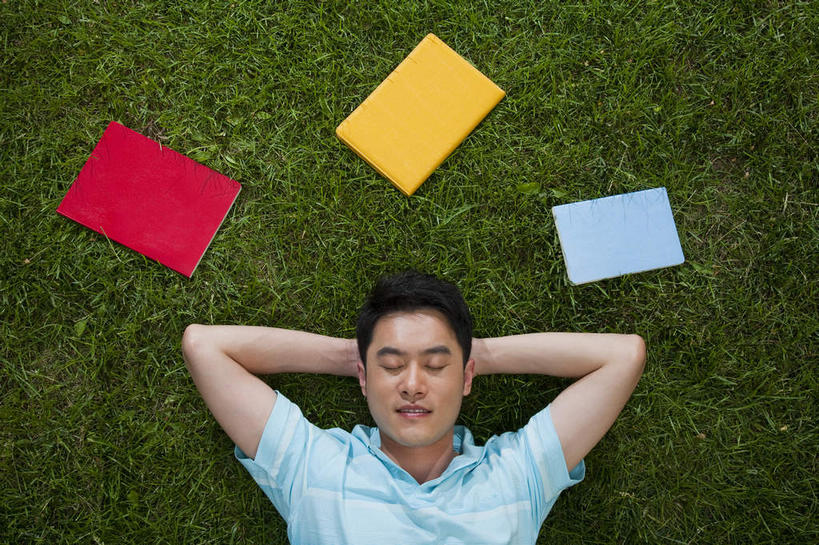 东方人,一个人,公园,躺,举,横图,俯视,室外,白天,T恤衫,草地,草坪,植物,书籍,亚洲,仅一个男性,仅一个人,抱头,服装,T恤,注视,休闲装,黄种人,草,仅一个年轻男性,衣服,黄色,红色,蓝色,绿色,书本,观察,看,托,三本,休闲,休闲服,服饰,观看,察看,双手抱头,关注,捧首,捧头,卧着,男人,男性,年轻男性,亚洲人,书,图书,举起,举手,举着,躺着,卧,向上举,向上伸,向上托,半身,彩图,高角度拍摄