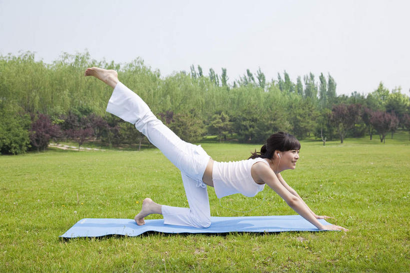 东方人,一个人,公园,跪,横图,室外,白天,侧面,锻炼,瑜伽,运动,草地,草坪,植物,亚洲,仅一个年轻女性,仅一个女性,仅一个人,撑,服装,裤子,背心,毯子,抬腿,注视,黄种人,草,树,树木,衣服,绿色,白色,天空,自然,瑜伽垫,垫子,天,观察,看,养生,服饰,生长,成长,观看,察看,撑着,衣着,穿着,关注,瑜伽毯,衣饰,体育,年轻女性,女人,女性,亚洲人,跪着,彩图,全身,健身,健身垫