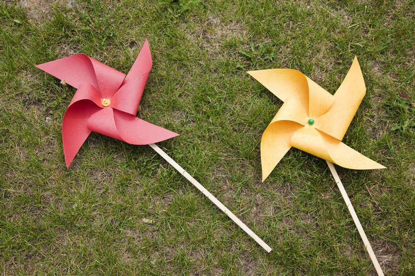 无人,公园,横图,俯视,室外,特写,白天,快乐,自由,幸福,草地,草坪,植物,风车,玩具,娱乐,草,两个,黄色,红色,绿色,休闲,喜庆,活力,希望,吉祥,象征,和平,梦想,忠诚,进取,灵动,勇敢,勤奋,团结,幸运,彩图,高角度拍摄