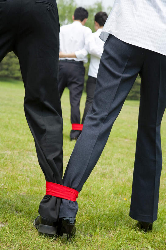 东方人,四个人,伙伴,同事,朋友,商务人士,商务男性,商务女性,公园,走,竖图,室外,白天,衬衫,锻炼,快乐,友谊,成功,比赛,运动,合作,团队,集体,信心,竞争,草地,草坪,植物,亚洲,套装,丝绸,丝带,缎带,黄种人,娱乐,队伍,绸带,草,树,树木,背面,红色,绿色,自然,休闲,战略,生长,成长,领导,体育运动,成就,商务装,合伙,领袖,工薪阶层,联合,合谋,配合,体育,协作,男人,男性,年轻男性,年轻女性,女人,女性,亚洲人,白领,上班族,步行,散步,走路,半身,彩图,衬衣,健身,两人三足