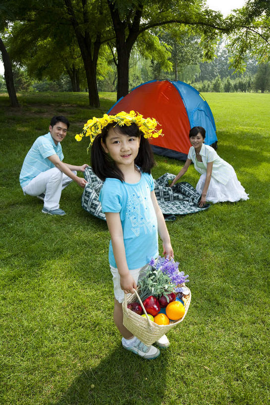 东方人,儿童,三个人,家庭,夫妻,母亲,父亲,女儿,公园,站,蹲,笑,交叉,微笑,竖图,室外,白天,侧面,爱情,聚会,旅游,度假,纯洁,草地,草坪,植物,竹子,水果,亚洲,握,阴影,竹制,服装,新鲜,装饰,盛开,编织,光线,花环,篮子,影子,帐篷,坐垫,生食,食品,野餐,果实,浪漫,拿,花蕾,拿着,注视,休闲装,黄种人,娱乐,草,花,花瓣,花朵,鲜花,树,树木,食物,小孩,衣服,绿色,阳光,自然,竹篮,花苞,花蕊,观察,看,站着,享受,休闲,温暖,温馨,父女,母女,三口之家,一家人,休闲服,恩爱,放松,父爱,可爱,母爱,童年,童趣,握着,恋人,服饰,有机食品,绿色食品,生长,成长,观看,竹条,华丽,修饰,交织,点缀,和睦,察看,竹制品,关注,露营,野营,童真,烂漫,无邪,宿营,衬托,美观,雅致,雅观,野餐垫,野餐地毯,多功能毯,食物篮,野炊,穿插,天真,男人,男性,年轻男性,年轻女性,女孩,女人,女性,亚洲人,孩子,年轻人,夫妇,情侣,蹲着,站立,彩图,全身,伴侣,融洽,野餐篮,女生