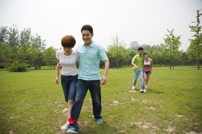 东方人,四个人,伙伴,朋友,公园,走,抱,笑,微笑,露齿笑,横图,室外,白天,正面,锻炼,快乐,友谊,比赛,运动,合作,团队,竞争,草地,草坪,植物,亚洲,阴影,服装,裤子,光线,丝绸,丝带,影子,缎带,注视,牛仔裤,休闲装,黄种人,娱乐,绸带,草,树,树木,衣服,红色,绿色,天空,阳光,自然,天,观察,看,休闲,休闲服,战略,服饰,生长,成长,抱着,观看,察看,搂着,体育运动,关注,联合,合谋,配合,体育,协作,友情,男人,男性,年轻男性,年轻女性,女人,女性,亚洲人,步行,搂,搂抱,散步,走路,彩图,全身,健身,两人三足