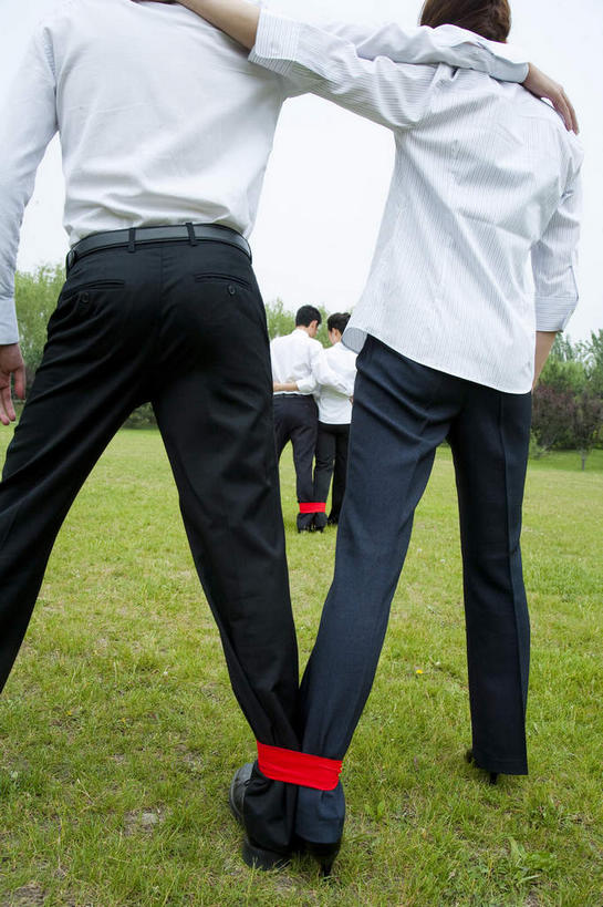 东方人,四个人,伙伴,同事,朋友,商务人士,商务男性,商务女性,公园,走,竖图,室外,白天,衬衫,锻炼,快乐,友谊,成功,比赛,运动,合作,团队,集体,信心,竞争,草地,草坪,植物,亚洲,套装,丝绸,丝带,缎带,黄种人,娱乐,队伍,绸带,草,树,树木,背面,红色,绿色,天空,自然,天,休闲,战略,搭,生长,成长,领导,体育运动,成就,搭着,商务装,合伙,领袖,工薪阶层,联合,合谋,配合,体育,协作,男人,男性,年轻男性,年轻女性,女人,女性,亚洲人,白领,上班族,步行,散步,走路,半身,彩图,衬衣,健身,两人三足