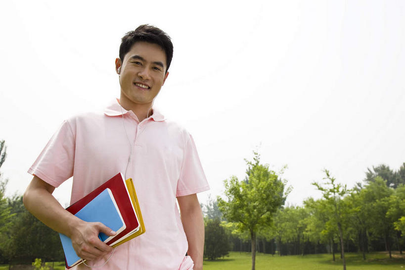 东方人,一个人,公园,站,笑,微笑,露齿笑,横图,室外,白天,仰视,T恤衫,草地,草坪,树林,植物,书籍,亚洲,仅一个男性,仅一个人,握,阴影,服装,光线,影子,T恤,注视,休闲装,黄种人,草,树,树木,仅一个年轻男性,衣服,粉色,绿色,天空,阳光,自然,书本,天,观察,看,站着,三本,休闲,休闲服,握着,服饰,生长,成长,观看,察看,关注,男人,男性,年轻男性,亚洲人,书,图书,站立,半身,彩图,低角度拍摄