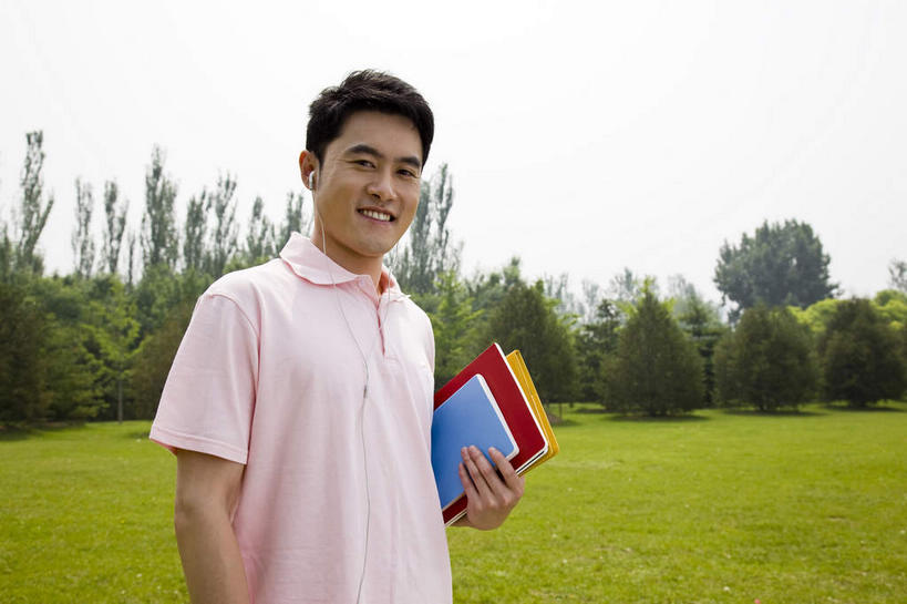 东方人,一个人,公园,站,笑,微笑,露齿笑,横图,室外,白天,正面,T恤衫,草地,草坪,树林,植物,书籍,亚洲,仅一个男性,仅一个人,握,阴影,服装,光线,影子,T恤,注视,休闲装,黄种人,草,树,树木,仅一个年轻男性,衣服,粉色,绿色,天空,阳光,自然,书本,天,观察,看,站着,三本,休闲,休闲服,握着,服饰,生长,成长,观看,察看,关注,男人,男性,年轻男性,亚洲人,书,图书,站立,半身,彩图