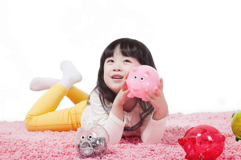 东方人,儿童,一个人,笑,微笑,露齿笑,横图,室内,白天,白色背景,正面,纯洁,钱,人民币,地毯,亚洲,仅一个女性,仅一个人,握,服装,裤子,装饰,编织,钱币,手工艺品,织物,拿,拿着,注视,休闲装,黄种人,小孩,衣服,粉色,黄色,白色,容器,工艺品,观察,看,趴着,仅一个小孩,休闲,休闲服,储蓄罐,器皿,可爱,童年,童趣,储蓄,存钱,握着,金融,理财,摄影,服饰,影棚,经济,观看,华丽,修饰,点缀,察看,资金,存钱罐,关注,摄影棚,存款,流通,贸易,童真,烂漫,无邪,贮钱罐,储钱罐,扑满,衬托,美观,雅致,雅观,天真,货币,现金,硬币,女孩,女人,女性,亚洲人,孩子,趴,彩图,全身,影棚拍摄,拍摄,女生,小猪存钱罐