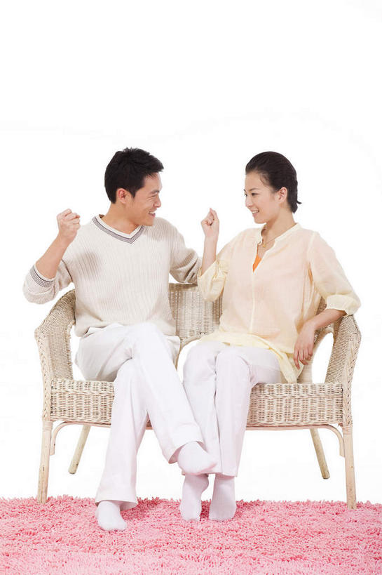 东方人,两个人,坐,笑,盘腿,微笑,露齿笑,竖图,室内,白天,白色背景,正面,爱情,游戏,地毯,靠垫,沙发,亚洲,服装,裤子,装饰,编织,手工艺品,靠枕,织物,浪漫,玩,扭头,注视,休闲装,黄种人,娱乐,衣服,粉色,工艺品,垫子,枕头,观察,看,转头,休闲,温暖,温馨,休闲服,恩爱,恋人,摄影,服饰,影棚,观看,活动,华丽,修饰,点缀,猜拳,和睦,察看,发泄,关注,消遣,智力,摄影棚,布艺沙发,宣泄,衬托,美观,雅致,雅观,男人,男性,年轻男性,年轻女性,女人,女性,亚洲人,情侣,盘腿而坐,盘膝,盘着腿的,盘着腿坐,双腿交叉,玩耍,嬉戏,坐着,彩图,全身,影棚拍摄,拍摄,石头剪刀布,石头剪子布,伴侣,融洽