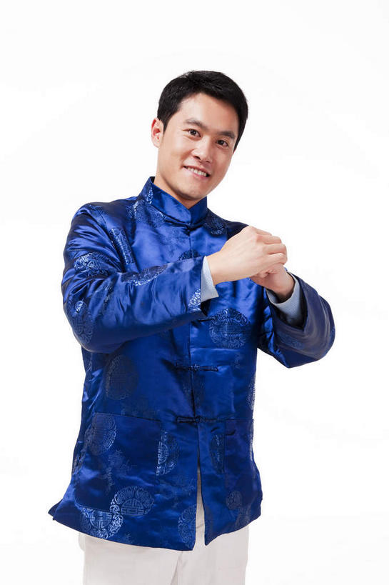 东方人,一个人,站,笑,微笑,露齿笑,竖图,室内,白天,白色背景,正面,民族服装,春节,亚洲,仅一个男性,仅一个人,节日,庆祝,祝福,注视,黄种人,文化,仅一个年轻男性,蓝色,观察,看,手势,站着,庆典,恭喜,摄影,影棚,观看,纪念,礼节,察看,关注,摄影棚,祝贺,礼仪,祝愿,作揖,拱手,尊敬,恭敬,寒暄,恭贺,同喜,男人,男性,年轻男性,亚洲人,站立,半身,彩图,影棚拍摄,传统服装,民俗服,拍摄,唐装,打手势