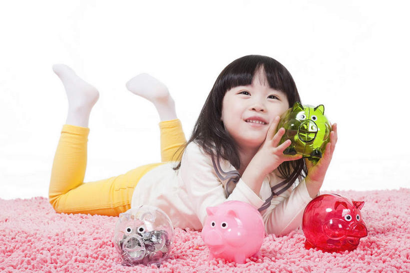 东方人,儿童,一个人,笑,微笑,露齿笑,横图,室内,白天,白色背景,正面,纯洁,地毯,亚洲,仅一个女性,仅一个人,握,服装,装饰,编织,手工艺品,织物,拿,拿着,注视,休闲装,黄种人,小孩,衣服,粉色,容器,工艺品,观察,看,趴着,仅一个小孩,休闲,休闲服,储蓄罐,器皿,可爱,童年,童趣,储蓄,存钱,握着,金融,理财,摄影,服饰,影棚,经济,观看,华丽,修饰,点缀,察看,资金,存钱罐,关注,摄影棚,存款,流通,贸易,童真,烂漫,无邪,贮钱罐,储钱罐,扑满,衬托,美观,雅致,雅观,天真,女孩,女人,女性,亚洲人,孩子,趴,彩图,全身,影棚拍摄,拍摄,女生,小猪存钱罐