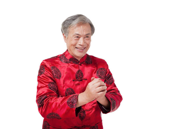 东方人,一个人,站,笑,微笑,露齿笑,横图,室内,白天,白色背景,正面,民族服装,春节,亚洲,仅一个男性,仅一个人,裤子,节日,庆祝,祝福,注视,休闲裤,黄种人,文化,红色,观察,看,手势,站着,仅一个老年男性,庆典,恭喜,摄影,影棚,观看,纪念,礼节,察看,关注,摄影棚,祝贺,礼仪,祝愿,作揖,拱手,尊敬,恭敬,寒暄,恭贺,同喜,老年男性,男人,男性,亚洲人,站立,半身,彩图,影棚拍摄,传统服装,民俗服,拍摄,唐装,打手势