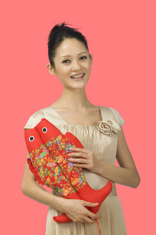 东方人,一个人,站,笑,微笑,露齿笑,竖图,室内,白天,正面,裙子,鲤鱼,春节,亚洲,仅一个年轻女性,仅一个女性,仅一个人,两条,握,红色背景,连衣裙,节日,庆祝,鱼,注视,黄种人,文化,水产,鱼类,红色,观察,看,站着,庆典,握着,摄影,影棚,观看,纪念,吉祥,察看,关注,摄影棚,水生动物,水生物,年年有余,美梦成真,事业有成,年轻女性,女人,女性,亚洲人,鲤子,鲤拐子,站立,半身,彩图,影棚拍摄,拍摄,淡水生物,河鲜