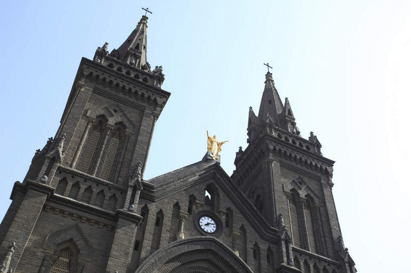 无人,教堂,横图,室外,白天,仰视,旅游,度假,名胜古迹,标志建筑,地标,建筑,雕塑,中国,亚洲,阴影,节日,遗迹,艺术,装饰,时间,光线,雕刻,雕像,时钟,影子,计时,古迹,文化,文物,娱乐,建设,古建筑,蓝色,蓝天,天空,阳光,工艺品,钟表,天,祈祷,享受,休闲,健康,表,旅游胜地,放松,许愿,宗教,信仰,晴朗,纪念,祈求,美术,基督教,天主教,主题,陈列,信念,古文明,东亚,辽宁,辽宁省,沈阳,万里无云,中华人民共和国,省会,功能,美学,沈阳市,辽,东北地区,平安,钟,晴空,晴空万里,彩图,低角度拍摄,大教堂,礼拜堂,沈河区,东北,中国东北地区,东北三省,东三省,沈阳南关教堂,沈阳天主教堂