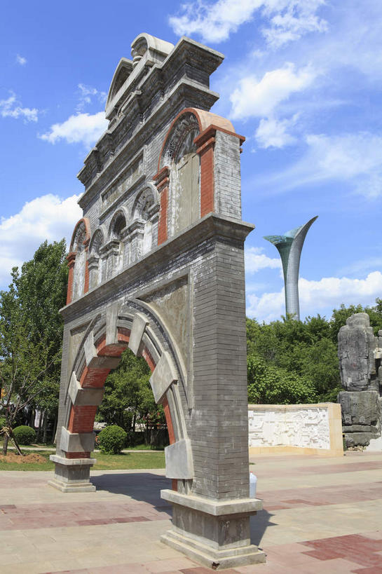 无人,竖图,室外,白天,正面,度假,美景,树林,植物,城市风光,城市,中国,亚洲,阴影,光线,影子,景观,云,云朵,牌坊,牌楼,云彩,文化,娱乐,树,树木,蓝色,绿色,白云,蓝天,天空,阳光,自然,天,享受,休闲,景色,放松,生长,晴朗,成长,纪念,祭祀,表彰,荣誉,东亚,辽宁,辽宁省,沈阳,中华人民共和国,省会,荣耀,沈阳市,辽,东北地区,晴空,彩图,传统文化,棋盘山风景区,沈阳棋盘山国际风景旅游开发区,沈阳世博园,东北,棋盘山,中国东北地区,东北三省,东三省