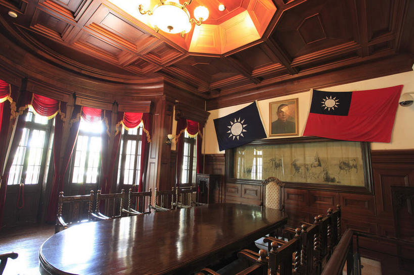 无人,办公室,会议室,横图,室内,白天,正面,旅游,度假,家具,桌子,标志建筑,地标,建筑,旗帜,国旗,椅子,照明,中国,亚洲,阴影,开会,会议,光线,木制,影子,办公桌,木椅,墙,灯光,娱乐,建设,吊灯,墙壁,墙面,灯,木制品,灯具,享受,休闲,会议厅,旅游胜地,放松,照亮,照明设备,官邸,东亚,辽宁,辽宁省,沈阳,中华人民共和国,省会,办公家具,沈阳市,辽,东北地区,旗,彩图,私宅,大帅府,辽宁近现代史博物馆,少帅府,张氏帅府,张氏帅府博物馆,东北,中国东北地区,东北三省,东三省