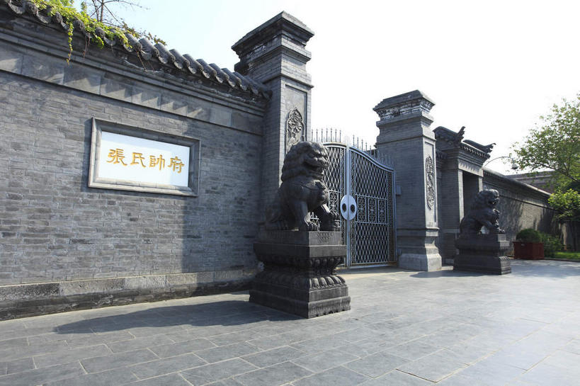 无人,横图,室外,白天,仰视,旅游,度假,树林,植物,门,标志建筑,道路,地标,建筑,路,哺乳动物,野生动物,狮子,雕塑,中国,亚洲,阴影,辟邪,艺术,装饰,光线,标志,雕刻,雕像,文字,影子,字符,大门,墙,小路,交通,文化,娱乐,标识,建设,石雕,墙壁,墙面,石板路,树,树木,两个,蓝色,绿色,蓝天,天空,阳光,自然,动物,工艺品,门框,石狮,天,祈祷,享受,休闲,健康,汉字,旅游胜地,放松,许愿,生长,晴朗,成长,纪念,祈求,美术,官邸,中文,主题,前门,凶猛,陈列,宅院,东亚,辽宁,辽宁省,沈阳,万里无云,中华人民共和国,省会,功能,美学,驱邪,祛邪,避邪,国文,华文,沈阳市,辽,东北地区,守护神,残暴,平安,凶残,晴空,晴空万里,彩图,低角度拍摄,宅门,私宅,大帅府,辽宁近现代史博物馆,少帅府,张氏帅府,张氏帅府博物馆,东北,中国东北地区,东北三省,东三省