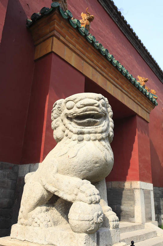 无人,故宫,宫殿,竖图,室外,白天,仰视,旅游,度假,名胜古迹,标志建筑,地标,建筑,哺乳动物,野生动物,狮子,雕塑,中国,亚洲,阴影,辟邪,遗迹,艺术,装饰,光线,雕刻,雕像,影子,墙,古迹,文化,文物,娱乐,建设,古建筑,石雕,墙壁,墙面,一个,蓝色,蓝天,天空,阳光,动物,工艺品,石狮,天,祈祷,享受,休闲,健康,旅游胜地,放松,许愿,晴朗,单个,纪念,祈求,美术,宫廷,权利,主题,凶猛,陈列,古文明,东亚,辽宁,辽宁省,沈阳,万里无云,中华人民共和国,省会,功能,美学,驱邪,祛邪,避邪,沈阳市,辽,东北地区,王宫,守护神,残暴,平安,凶残,晴空,晴空万里,彩图,低角度拍摄,全身,皇宫,奉天行宫,沈河区,沈阳故宫,沈阳故宫博物院,盛京宫阙,东北,中国东北地区,东北三省,东三省