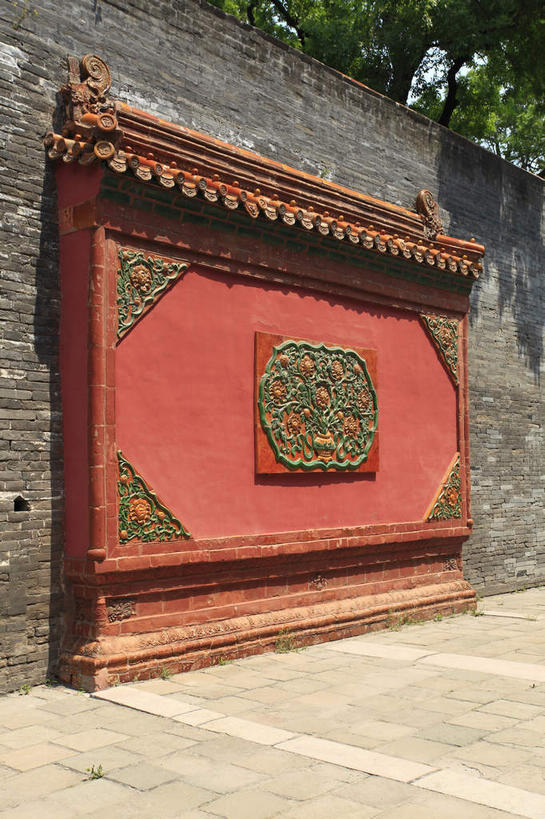 无人,宫殿,竖图,室外,白天,正面,旅游,度假,绘画,名胜古迹,植物,标志建筑,地标,建筑,雕塑,中国,亚洲,阴影,遗迹,艺术,装饰,光线,雕刻,雕像,浮雕,影子,墙,古迹,文化,文物,娱乐,建设,古建筑,照壁,墙壁,墙面,树,树木,红色,绿色,阳光,自然,工艺品,享受,休闲,墓地,旅游胜地,放松,生长,成长,纪念,美术,坟墓,陵墓,宫廷,中国文化,主题,陈列,坟场,古文明,东亚,辽宁,辽宁省,沈阳,中华人民共和国,省会,功能,美学,影壁,沈阳市,辽,东北地区,王宫,画画,彩图,皇宫,屏风墙,萧墙,传统文化,东陵,福陵,清福陵,东北,中国东北地区,东北三省,东三省