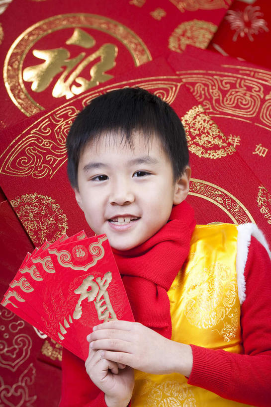 东方人,儿童,一个人,无人,笑,微笑,露齿笑,竖图,室内,白天,正面,民族服装,纯洁,数码,科技,春节,亚洲,仅一个男性,仅一个人,一排,许多,握,阴影,风俗,节日,庆祝,整齐,装饰,民俗,网络,标志,文字,字符,很多,高光,几何,计算机图形,祝福,拿,合成,拿着,注视,黄种人,文化,标识,排列,小孩,围巾,观察,看,手势,仅一个小孩,庆典,温暖,汉字,恭喜,可爱,童年,童趣,握着,红包,围脖,观看,纪念,保暖,礼节,华丽,点缀,电脑合成图,数码合成图,察看,御寒,合成图,队列,关注,中文,祝贺,礼仪,童真,祝愿,烂漫,无邪,作揖,拱手,写实,具体,具象,衬托,美观,雅致,雅观,尊敬,恭敬,寒暄,恭贺,同喜,国文,华文,民风,习气,习惯,红封包,天真,男孩,男人,男性,亚洲人,孩子,半身,彩图,传统服装,民俗服,唐装,男生,打手势