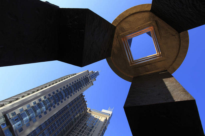 无人,高楼大厦,横图,室外,白天,仰视,度假,美景,窗户,城市风光,城市,大厦,建筑,摩天大楼,雕塑,中国,亚洲,阴影,艺术,装饰,光线,雕刻,雕像,影子,墙,景观,娱乐,建设,玻璃窗,墙壁,墙面,蓝色,蓝天,天空,阳光,工艺品,天,享受,休闲,景色,放松,晴朗,纪念,美术,主题,陈列,东亚,辽宁,辽宁省,沈阳,万里无云,中华人民共和国,省会,功能,美学,沈阳市,辽,东北地区,晴空,晴空万里,彩图,低角度拍摄,大楼,高层建筑,高楼,摩天楼,东北,中国东北地区,东北三省,东三省,沈阳金融商贸开发区