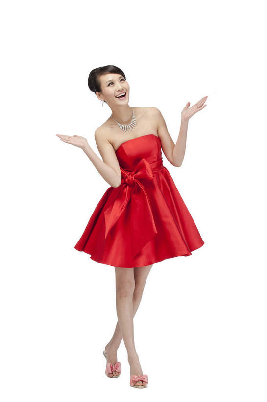 东方人,一个人,站,伸展双臂,笑,微笑,露齿笑,竖图,室内,白天,白色背景,正面,晚礼服,项链,亚洲,仅一个年轻女性,仅一个女性,仅一个人,注视,黄种人,装饰品,饰品,首饰,观察,看,站着,摄影,影棚,观看,察看,关注,摄影棚,年轻女性,女人,女性,亚洲人,敞开双臂,伸开双臂,抬头,仰头,展开双肩,站立,张开手臂,张开双臂,彩图,全身,影棚拍摄,晚宴服,舞会服,洋服,洋装,夜礼服,拍摄