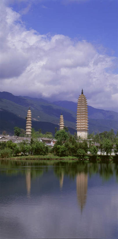 无人,竖图,室外,白天,正面,旅游,度假,湖,湖泊,美景,森林,山,山脉,树林,水,植物,大理,中国,亚洲,阴影,光线,影子,湖面,景观,山峰,水流,水面,云,云朵,塔,山峦,云彩,娱乐,宝塔,云南,佛塔,树,树木,蓝色,绿色,白云,倒影,蓝天,天空,阳光,自然,湖水,群山,天,享受,休闲,景色,放松,生长,晴朗,成长,倒映,自然风光,东亚,云南省,中华人民共和国,西南地区,崇圣寺,崇圣寺三塔,滇,大理州,大理白族自治州,浮图,浮屠,反照,晴空,彩图,塔婆,浮图塔,浮头,佛图,大理崇圣寺,大理三塔,三塔,云南崇圣寺三塔