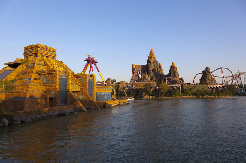 无人,游乐园,横图,室外,白天,正面,度假,游戏,湖,湖泊,美景,树林,水,植物,城市风光,城市,游乐场,北京,中国,亚洲,阴影,曲折,弯曲,光线,影子,湖面,景观,水流,水面,首都,玩,娱乐,过山车,树,树木,蓝色,绿色,倒影,蓝天,天空,阳光,自然,湖水,天,享受,休闲,景色,放松,游乐设施,云霄飞车,蜿蜒,生长,晴朗,成长,活动,倒映,发泄,消遣,智力,欢乐谷,东亚,万里无云,中华人民共和国,北京市,京,北平,华北地区,朝阳区,宣泄,乐园,主题公园,滑落,游艺设施,反照,爬升,倒转,晴空,晴空万里,玩耍,嬉戏,彩图,人造公园,主题乐园,北京欢乐谷