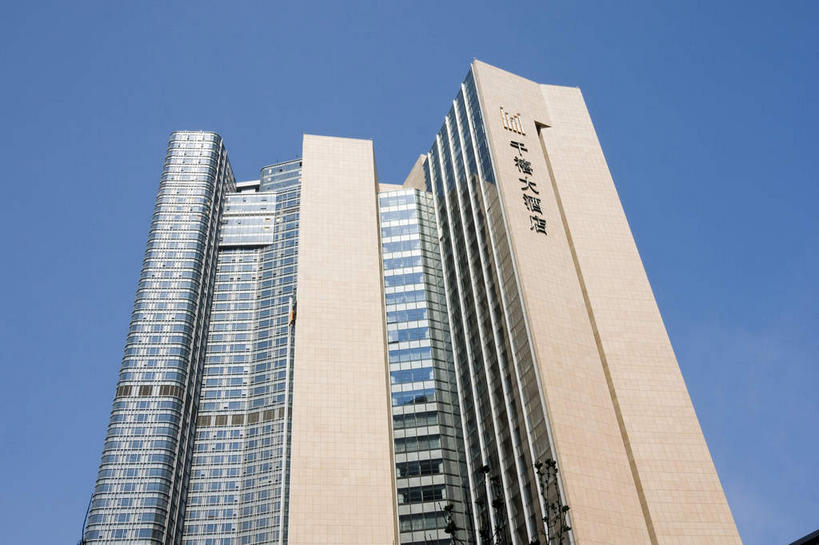 无人,高楼大厦,横图,室外,白天,仰视,度假,美景,窗户,落地窗,城市风光,城市,大厦,建筑,摩天大楼,北京,中国,亚洲,一排,许多,阴影,整齐,并列,并排,光线,影子,景观,首都,很多,娱乐,建设,玻璃窗,排列,蓝色,倒影,蓝天,天空,阳光,天,享受,休闲,景色,放松,晴朗,倒映,队列,平行,玻璃幕墙,东亚,万里无云,中华人民共和国,北京市,京,北平,华北地区,反照,晴空,晴空万里,彩图,低角度拍摄,大楼,高层建筑,高楼,摩天楼,北京CBD,北京商务中心区,中国北京大北窑,北京千禧大酒店,千禧大酒店