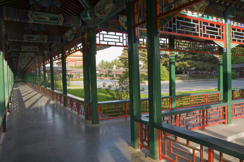 无人,栏杆,横图,室外,白天,正面,旅游,度假,草地,草坪,植物,标志建筑,地标,建筑,北京,中国,亚洲,一排,许多,阴影,整齐,光线,影子,柱子,围栏,走道,走廊,过道,首都,很多,娱乐,建设,护栏,草,树,树木,排列,红色,绿色,天空,阳光,自然,天,享受,休闲,旅游胜地,放松,生长,成长,队列,东亚,中华人民共和国,北京市,京,北平,华北地区,中山公园,北京中山公园,彩图