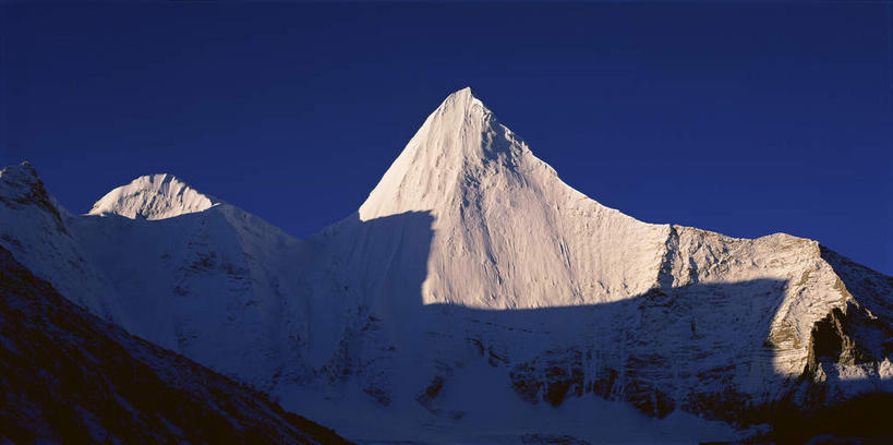 无人,横图,室外,白天,仰视,旅游,度假,石头,美景,山,山脉,峡谷,雪,雪山,植物,大雪,中国,亚洲,阴影,光线,纹路,石子,纹理,影子,冰,积雪,景观,山峰,雪景,冬季,冬天,山谷,山峦,娱乐,树,树木,蓝色,绿色,蓝天,天空,阳光,自然,群山,天,享受,休闲,景色,放松,寒冷,四川省,生长,晴朗,成长,连绵,冰冷,绵延,岩层,自然风光,山岭,东亚,四川,稻城,亚丁,甘孜藏族自治州,央迈勇,万里无云,肌理,中华人民共和国,西南地区,严寒,川,甘孜,甘孜州,冰凉,酷寒,凛冽,凛凛,极冷,联贯,石块,岩石,晴空,晴空万里,彩图,低角度拍摄,稻城三神山,稻城县,稻城亚丁,念青贡嘎日松贡布,三神山,亚丁风景区,央迈勇神山