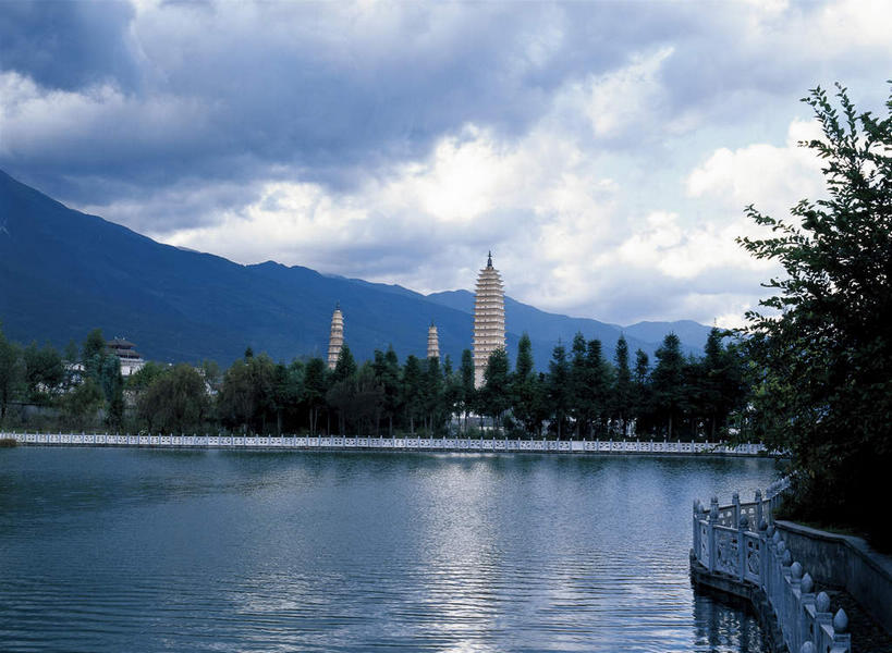 无人,横图,室外,白天,正面,旅游,度假,湖,湖泊,美景,森林,山,山脉,树林,水,植物,大理,中国,亚洲,阴影,光线,影子,湖面,景观,山峰,水流,水面,云,云朵,塔,山峦,云彩,娱乐,宝塔,云南,佛塔,树,树木,蓝色,绿色,白云,倒影,蓝天,天空,阳光,自然,湖水,群山,天,享受,休闲,景色,放松,生长,晴朗,成长,倒映,自然风光,东亚,云南省,中华人民共和国,西南地区,崇圣寺,崇圣寺三塔,滇,大理州,大理白族自治州,浮图,浮屠,反照,晴空,彩图,塔婆,浮图塔,浮头,佛图,大理崇圣寺,大理三塔,三塔,云南崇圣寺三塔