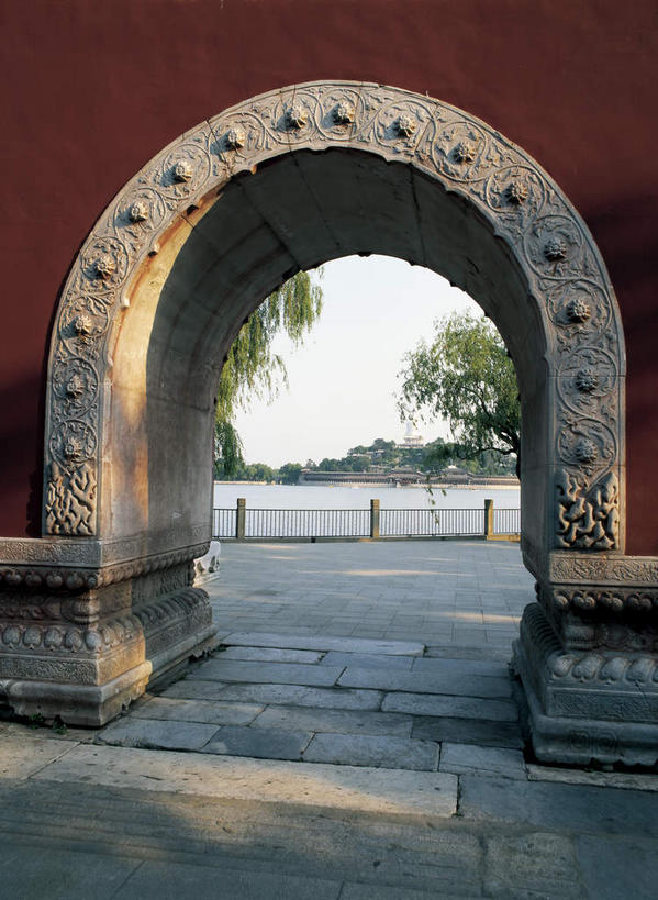 无人,公园,竖图,室外,白天,正面,旅游,度假,树林,植物,标志建筑,地标,建筑,北海公园,北京,中国,亚洲,阴影,光线,影子,墙,拱门,地面,首都,娱乐,建设,墙壁,墙面,树,树木,蓝色,绿色,蓝天,天空,阳光,自然,天,享受,休闲,旅游胜地,放松,生长,晴朗,成长,东亚,万里无云,中华人民共和国,北京市,京,北平,华北地区,北京北海公园,晴空,晴空万里,彩图