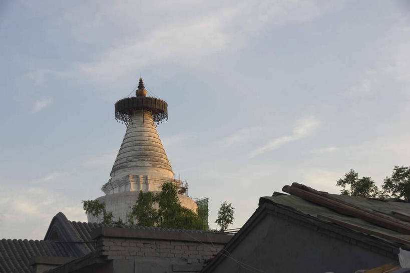 无人,公园,横图,室外,白天,仰视,旅游,度假,名胜古迹,树林,植物,标志建筑,地标,建筑,北海公园,北京,中国,亚洲,阴影,遗迹,光线,影子,云,云朵,塔,首都,云彩,古迹,文物,娱乐,建设,古建筑,宝塔,白塔,佛塔,树,树木,蓝色,绿色,白云,蓝天,天空,阳光,自然,天,享受,休闲,旅游胜地,放松,生长,晴朗,成长,古文明,东亚,中华人民共和国,北京市,京,北平,华北地区,北京北海公园,浮图,浮屠,晴空,彩图,低角度拍摄,塔婆,浮图塔,浮头,佛图,北海白塔,琼华岛