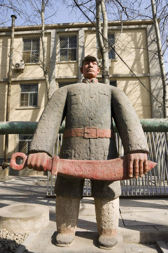 东方人,一个人,无人,家,站,竖图,室外,白天,仰视,制服,度假,竞争,美景,树林,植物,窗户,城市风光,城市,帽子,北京,中国,亚洲,仅一个男性,仅一个人,一把,对抗,握,阴影,冲突,光线,影子,房屋,墙,屋子,景观,公寓,刀具,首都,拿,拿着,注视,黄种人,破坏,娱乐,洋房,楼房,玻璃窗,墙壁,墙面,住宅,树,树木,仅一个年轻男性,衣服,蓝色,绿色,蓝天,天空,阳光,自然,刀,天,观察,看,站着,享受,休闲,武器,景色,放松,战争,握着,生长,晴朗,成长,观看,军人,损坏,察看,军装,攻击,威胁,对立,关注,矛盾,兵器,军服,防御,东亚,万里无云,中华人民共和国,北京市,京,北平,华北地区,朝阳区,敌对,挫败,斗争,抗拒,抗衡,凶器,杀伤,威慑,危险,男人,男性,年轻男性,亚洲人,晴空,晴空万里,站立,彩图,低角度拍摄,全身,房子,798艺术区,北京798艺术区,大山子,大山子艺术区,酒仙桥街道