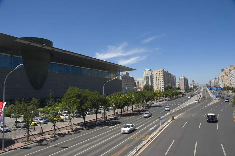 无人,博物馆,横图,俯视,室外,白天,旅游,度假,树林,植物,窗户,落地窗,标志建筑,道路,地标,建筑,路,路灯,公路,汽车,照明,北京,中国,亚洲,一排,许多,阴影,研究,整齐,并列,并排,光线,影子,云,云朵,灯光,分界线,停车线,交通,首都,很多,教育,云彩,娱乐,建设,玻璃窗,车,灯,树,树木,排列,蓝色,绿色,白云,倒影,蓝天,天空,阳光,自然,交通工具,轿车,天,享受,休闲,旅游胜地,放松,生长,晴朗,成长,展览,车行道,车行道分界线,照亮,倒映,照明设备,队列,欣赏,载具,标线,平行,陈列,玻璃幕墙,长安街,东亚,车行线,中华人民共和国,北京市,京,北平,华北地区,反照,典藏,晴空,马路,彩图,高角度拍摄,神州第一街,首都博物馆,首都博物馆新馆