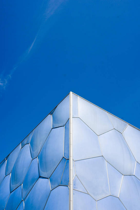 无人,体育馆,公园,运动场,竖图,室外,白天,仰视,锻炼,旅游,度假,快乐,比赛,运动,竞争,标志建筑,地标,建筑,北京,中国,亚洲,阴影,光线,影子,墙,云,云朵,首都,云彩,娱乐,建设,体育场,墙壁,墙面,蓝色,白云,蓝天,天空,阳光,天,享受,休闲,旅游胜地,奥林匹克,奥运,放松,晴朗,体育运动,东亚,中华人民共和国,北京市,京,北平,华北地区,朝阳区,运动馆,体育,晴空,彩图,低角度拍摄,健身,北京奥林匹克公园,奥运会,奥林匹克运动,北京奥运会,国家游泳中心,水立方,2008年北京奥运会