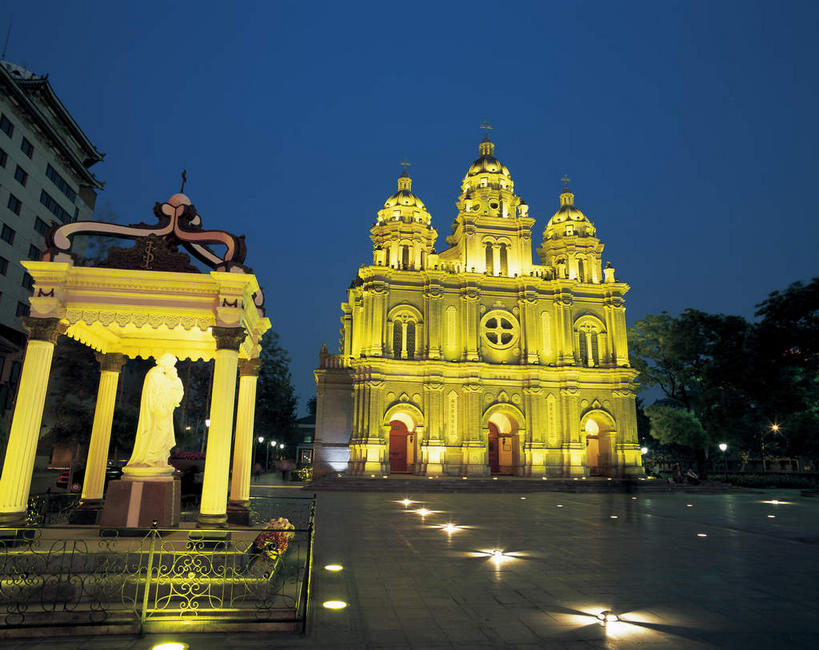 无人,家,教堂,横图,室外,夜晚,仰视,旅游,度假,名胜古迹,植物,窗户,标志建筑,道路,地标,建筑,路,路灯,公路,照明,北京,中国,亚洲,节日,遗迹,柱子,房屋,墙,屋子,公寓,拱门,灯光,交通,首都,古迹,文化,文物,娱乐,建设,古建筑,洋房,楼房,玻璃窗,墙壁,墙面,住宅,灯,树,树木,黄色,蓝色,绿色,蓝天,天空,自然,王府井,天,祈祷,享受,休闲,健康,旅游胜地,放松,许愿,宗教,信仰,生长,成长,纪念,祈求,照亮,基督教,照明设备,天主教,信念,古文明,东亚,中华人民共和国,东城区,北京市,京,北平,华北地区,王府井大街,平安,马路,彩图,低角度拍摄,房子,大教堂,礼拜堂,东堂,王府井天主堂,东城