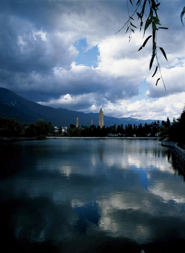 无人,竖图,室外,白天,正面,旅游,度假,湖,湖泊,美景,森林,山,山脉,树林,水,植物,大理,中国,亚洲,阴影,光线,影子,湖面,景观,山峰,水流,水面,云,云朵,塔,山峦,云彩,娱乐,宝塔,云南,佛塔,树,树木,蓝色,绿色,白云,倒影,蓝天,天空,阳光,自然,湖水,群山,天,享受,休闲,景色,放松,生长,晴朗,成长,倒映,自然风光,东亚,云南省,中华人民共和国,西南地区,崇圣寺,崇圣寺三塔,滇,大理州,大理白族自治州,浮图,浮屠,反照,晴空,彩图,塔婆,浮图塔,浮头,佛图,大理崇圣寺,大理三塔,三塔,云南崇圣寺三塔