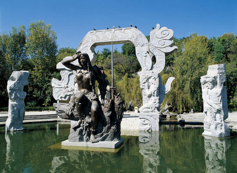 东方人,一个人,无人,站,横图,室外,白天,正面,民族服装,度假,湖,湖泊,美景,树林,水,植物,城市风光,城市,雕塑,大理,中国,亚洲,仅一个年轻女性,仅一个女性,仅一个人,阴影,艺术,装饰,光线,雕刻,雕像,影子,湖面,景观,水流,水面,黄种人,娱乐,云南,树,树木,蓝色,绿色,倒影,蓝天,天空,阳光,自然,工艺品,湖水,天,站着,享受,休闲,景色,放松,生长,晴朗,成长,纪念,美术,倒映,主题,陈列,东亚,云南省,万里无云,中华人民共和国,西南地区,功能,美学,滇,大理州,大理白族自治州,反照,年轻女性,女人,女性,亚洲人,晴空,晴空万里,站立,彩图,全身,传统服装,民俗服,洱源县,南诏风情岛,南诏风情岛风景区