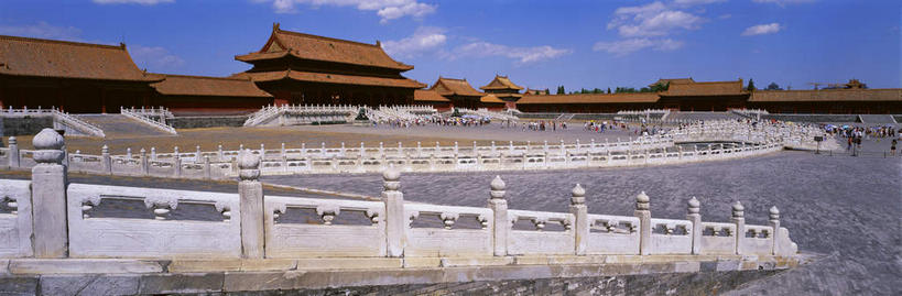 无人,博物馆,故宫,宫殿,栏杆,横图,室外,白天,正面,旅游,度假,名胜古迹,植物,楼梯,标志建筑,地标,建筑,北京,中国,亚洲,阴影,枯萎,研究,遗迹,光线,扶手,瓦片,影子,阶梯,墙,屋檐,云,云朵,枯草,首都,教育,云彩,古迹,文物,娱乐,建设,古建筑,护栏,檐,墙壁,墙面,台阶,草,黄色,蓝色,白云,蓝天,天空,阳光,紫禁城,天,享受,休闲,旅游胜地,放松,晴朗,展览,宫廷,欣赏,陈列,古文明,东亚,中华人民共和国,东城区,北京市,京,北平,华北地区,王宫,典藏,晴空,彩图,故宫博物院,皇宫,北京紫禁城,北京故宫,飞檐,东城